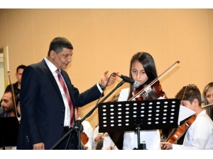 Salihli’de Minik Ellerden Büyük Konser