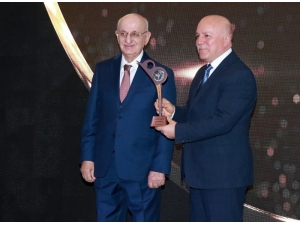 Başkan Sekmen “Yılın En Başarılı Büyükşehir Belediye Başkanı” Seçildi