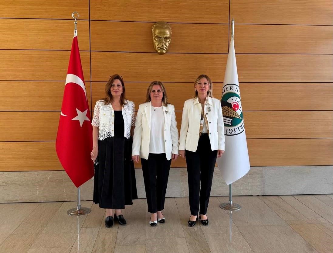 turkiye-noterler-birligi-baskani-secilen-fulya-uysal-guler-goreve-basladi