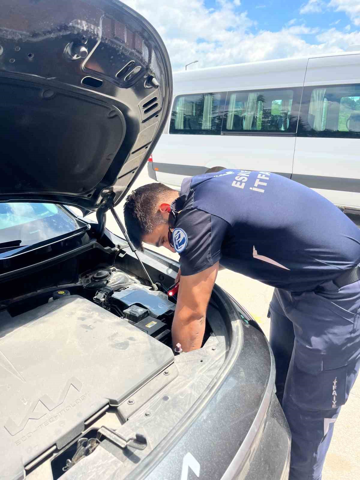 eskisehir-de-motor-bolumune-sikisan-kediyi-itfaiye-ekipleri-kurtardi