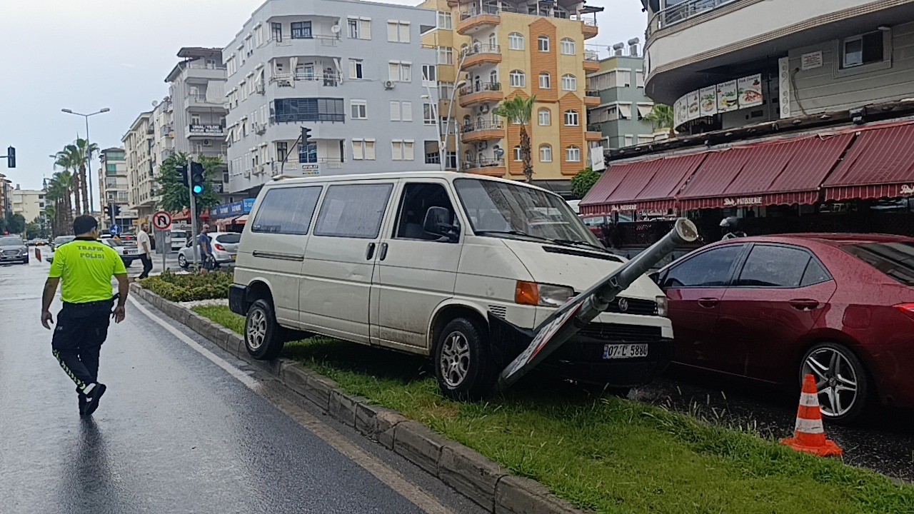 kayan-kamyonetin-karsi-seride-gecmesini-refujdeki-tabela-engelledi