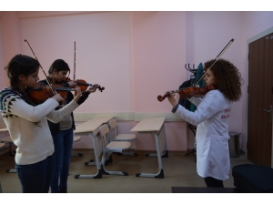 Berivan Kültür-sanat Merkezi Notalarla, Tuvallerle, Boyalarla Şenleniyor