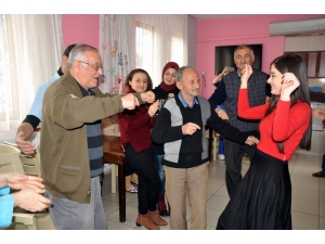 Yaşlılara Mutluluk Oldular