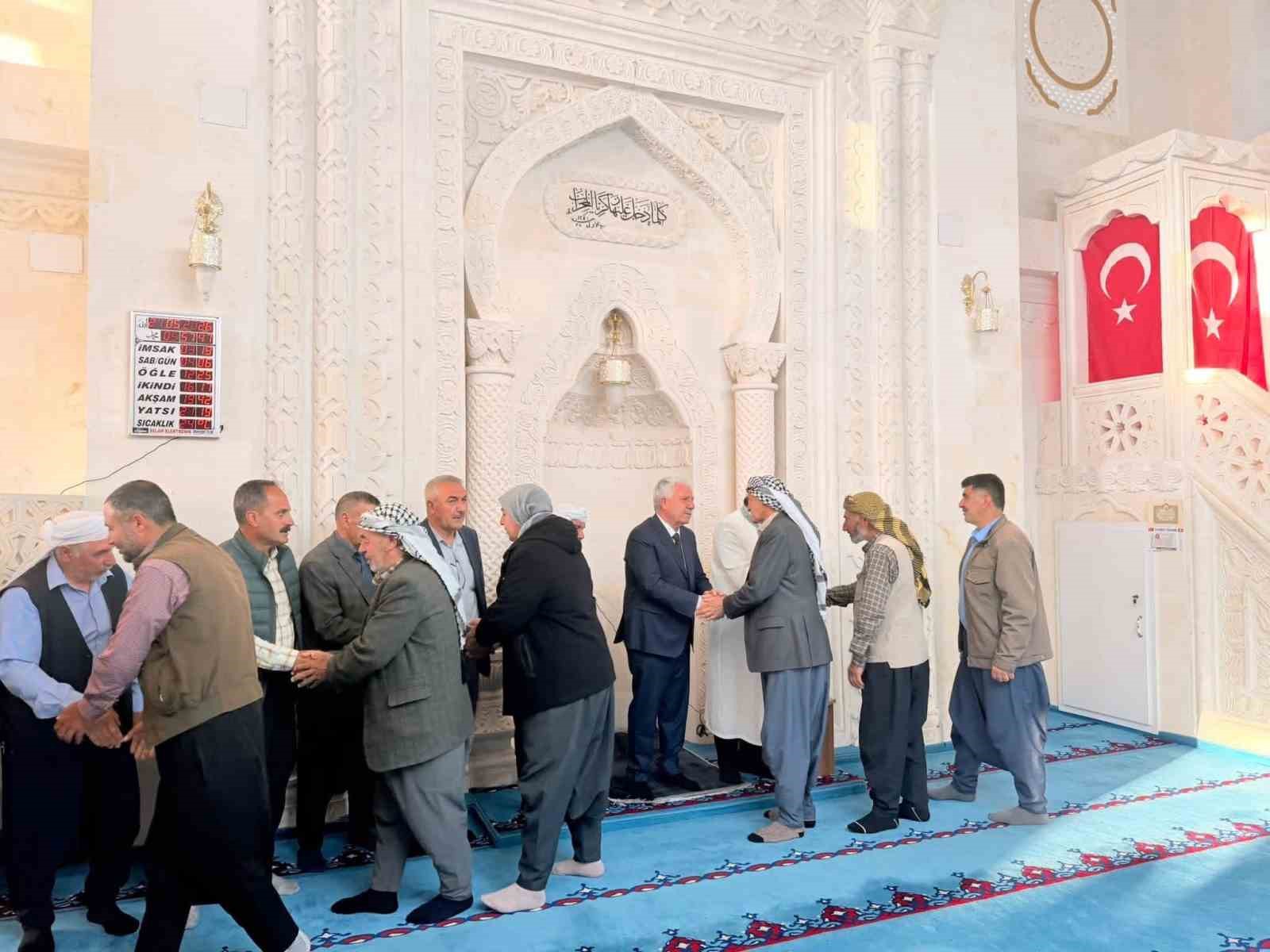 baskan-karamehmetoglu-vatandaslarla-bayramlasti
