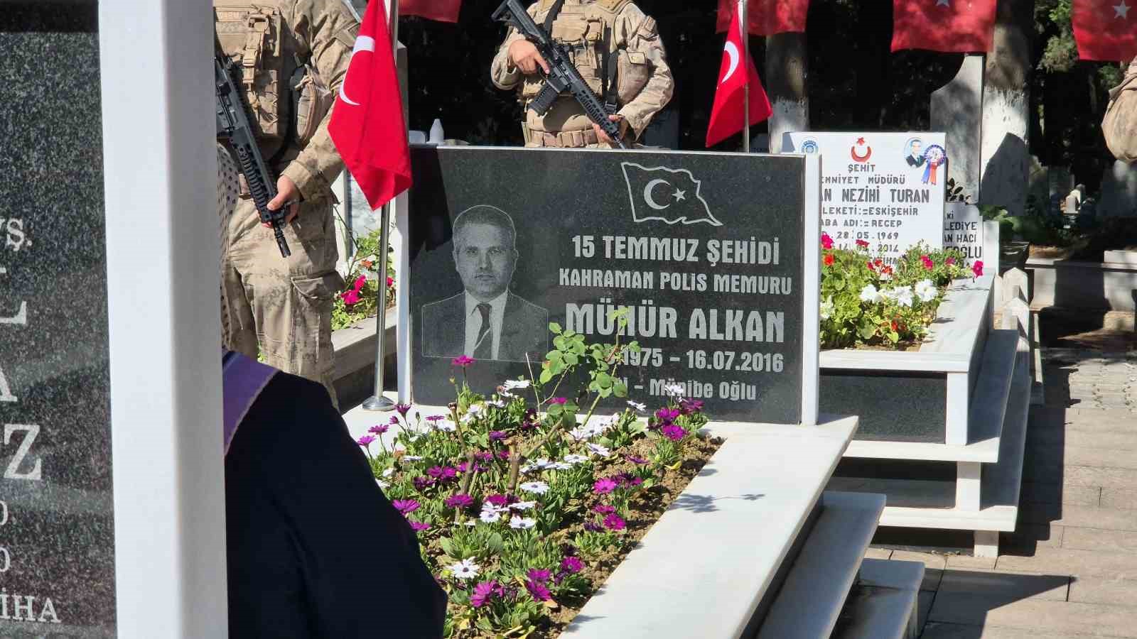 15-temmuz-sehidi-munur-alkan-kabri-basinda-anildi