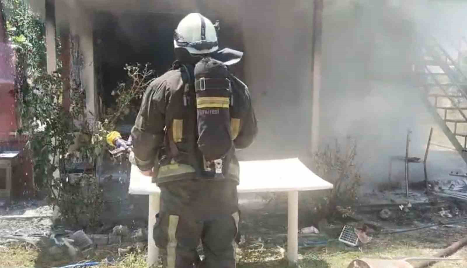 tarladaki-evde-cikan-yangin-itfaiye-ekiplerince-sonduruldu