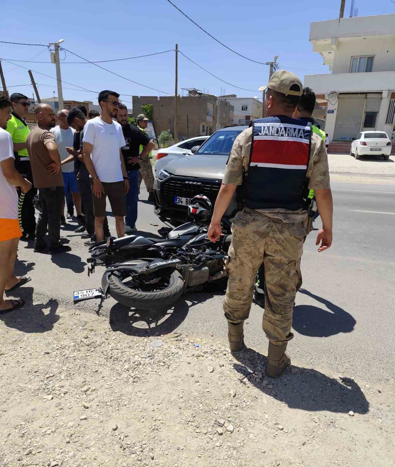 mardin-de-motosiklet-ile-otomobil-carpisti-1-yarali