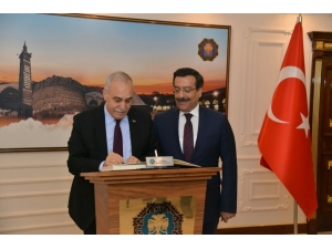 Bakan Fakıbaba Büyükşehir Belediye Başkanı Atilla’yı Ziyaret Etti