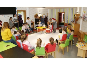 Çamurdan Vazo Yapıp, Annelerini Sevindirecekler