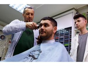 Her Müşterinin Ustura Ve Havlusu Ayrı