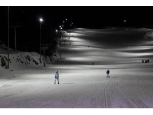 Ergan Dağı Tüm Kayak Severler İçin Gecede Açık