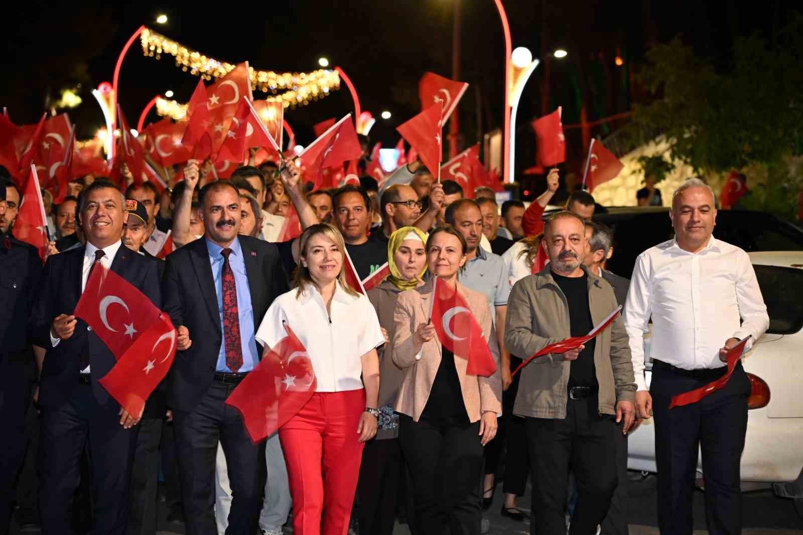demirci-de-demokrasi-nobetinde-kahramanlik-turkuleri-yankilandi