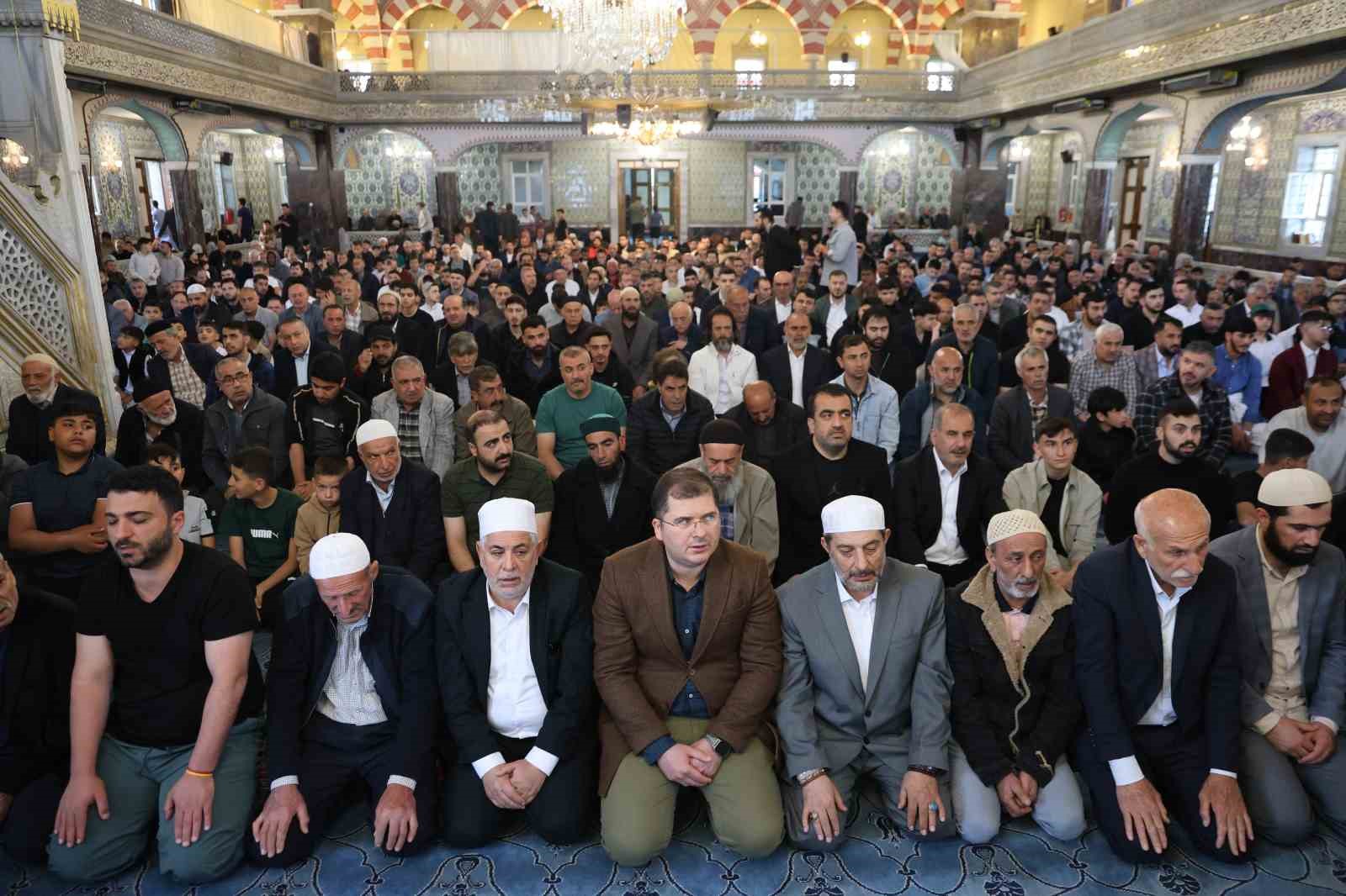 bayram-namazinda-camiler-doldu