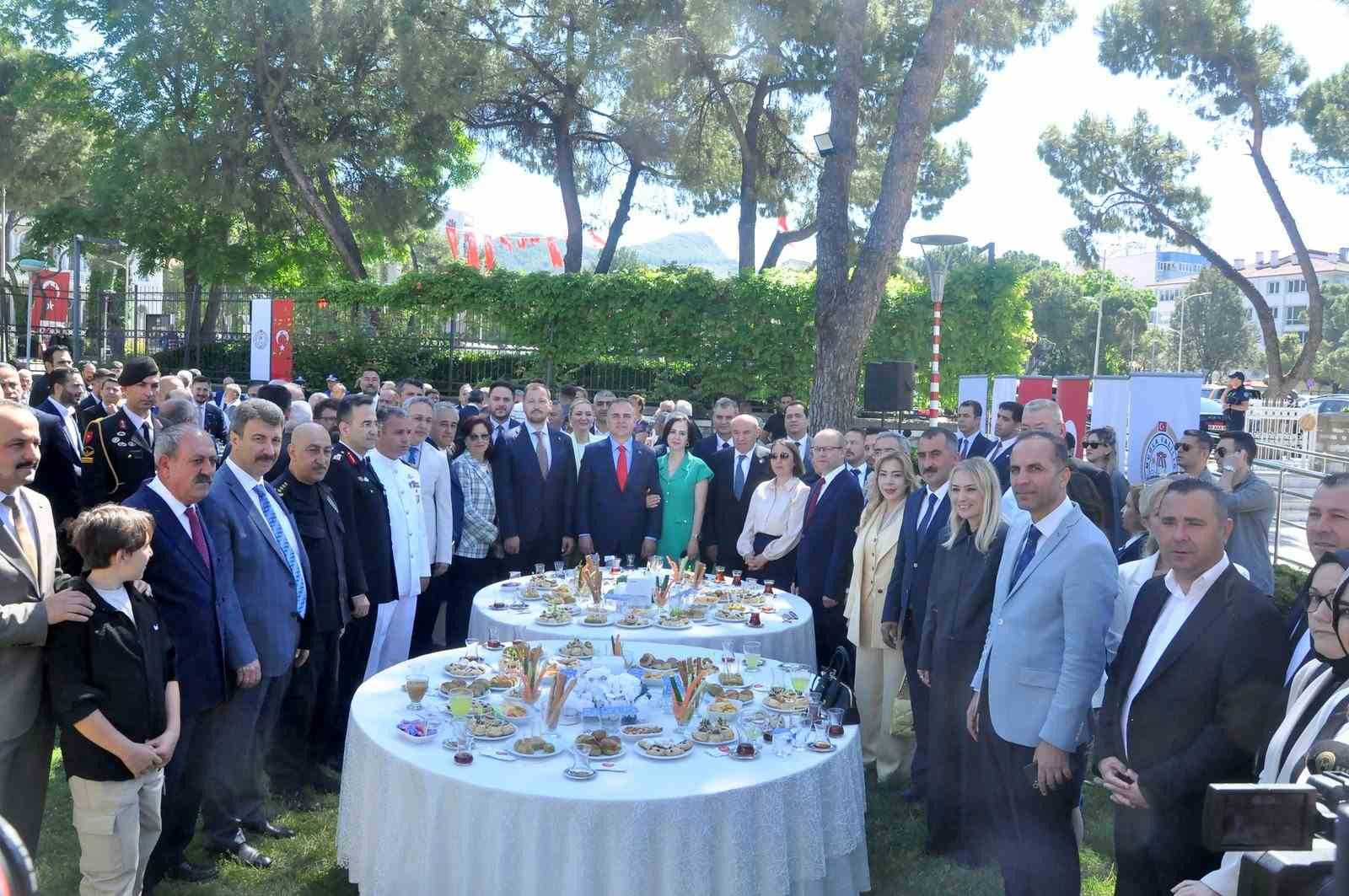 mugla-valiligi-bahcesinde-geleneksel-bayramlasma-toreni-duzenlendi