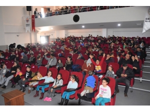 Gemlikli Çocuklar Tiyatroya Doydu