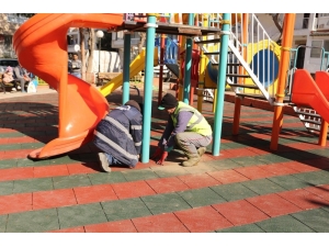 Kuşadası’nda Çocuk Oyun Alanlarına Kauçuk Zemin