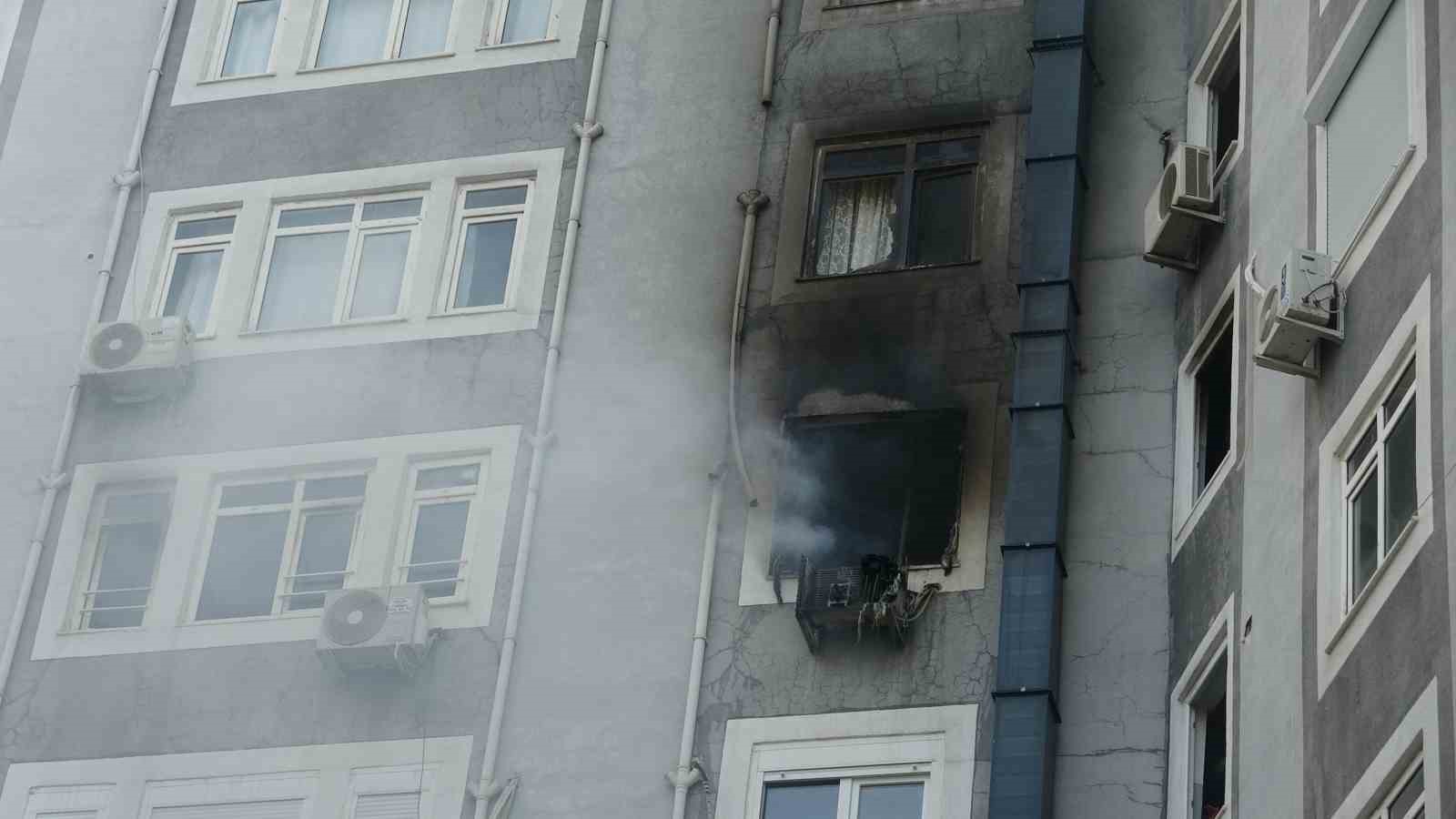 apartmanda-yangin-panigi-5-kisi-dumandan-etkilendi