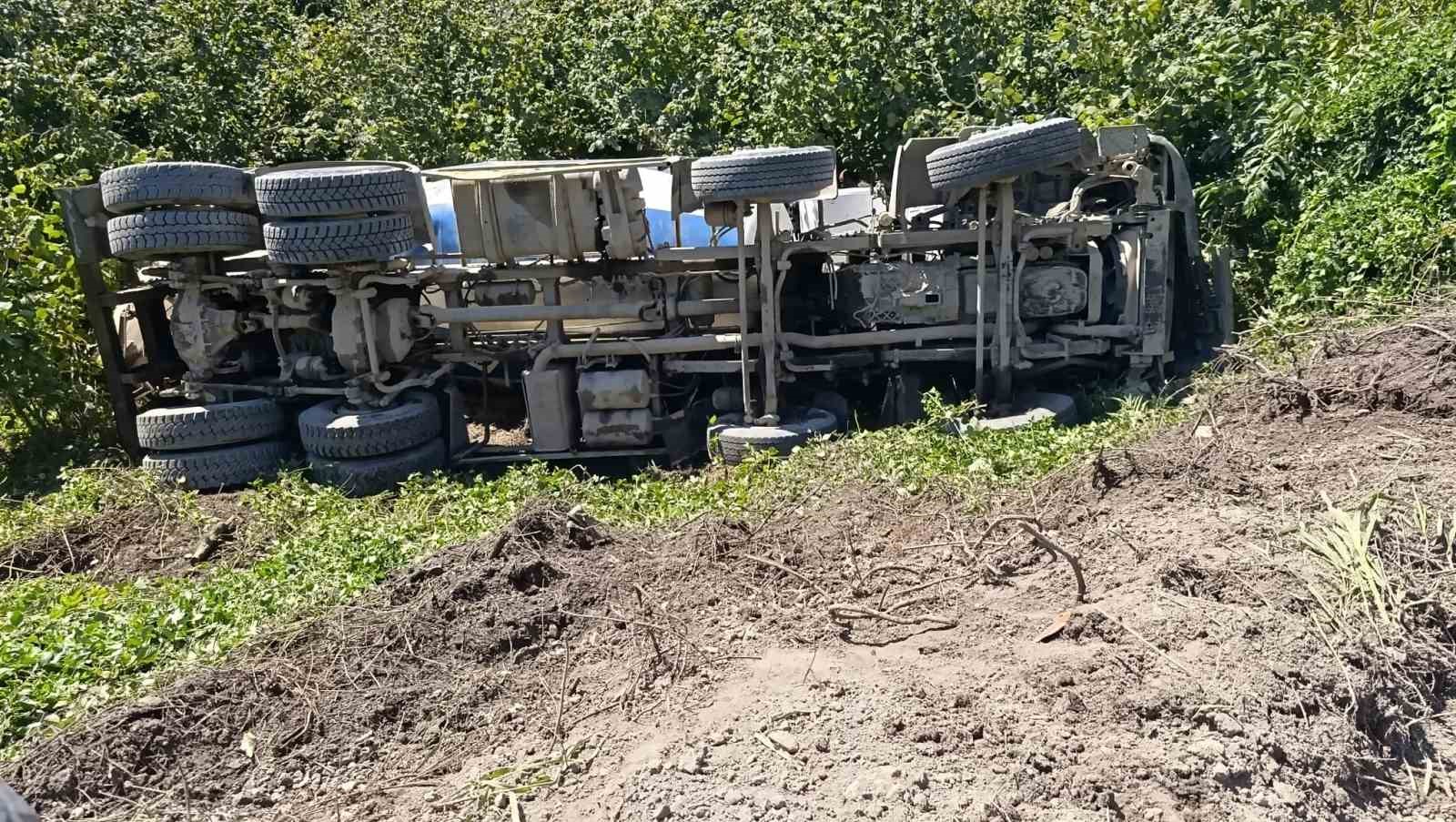 alapli-da-sarampole-ucan-beton-mikserinin-surucusu-yaralandi