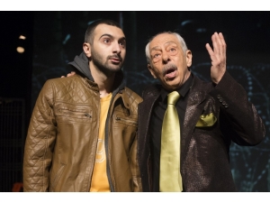 "Göçmenleeeer", İzmir’de Ayakta Alkışlandı