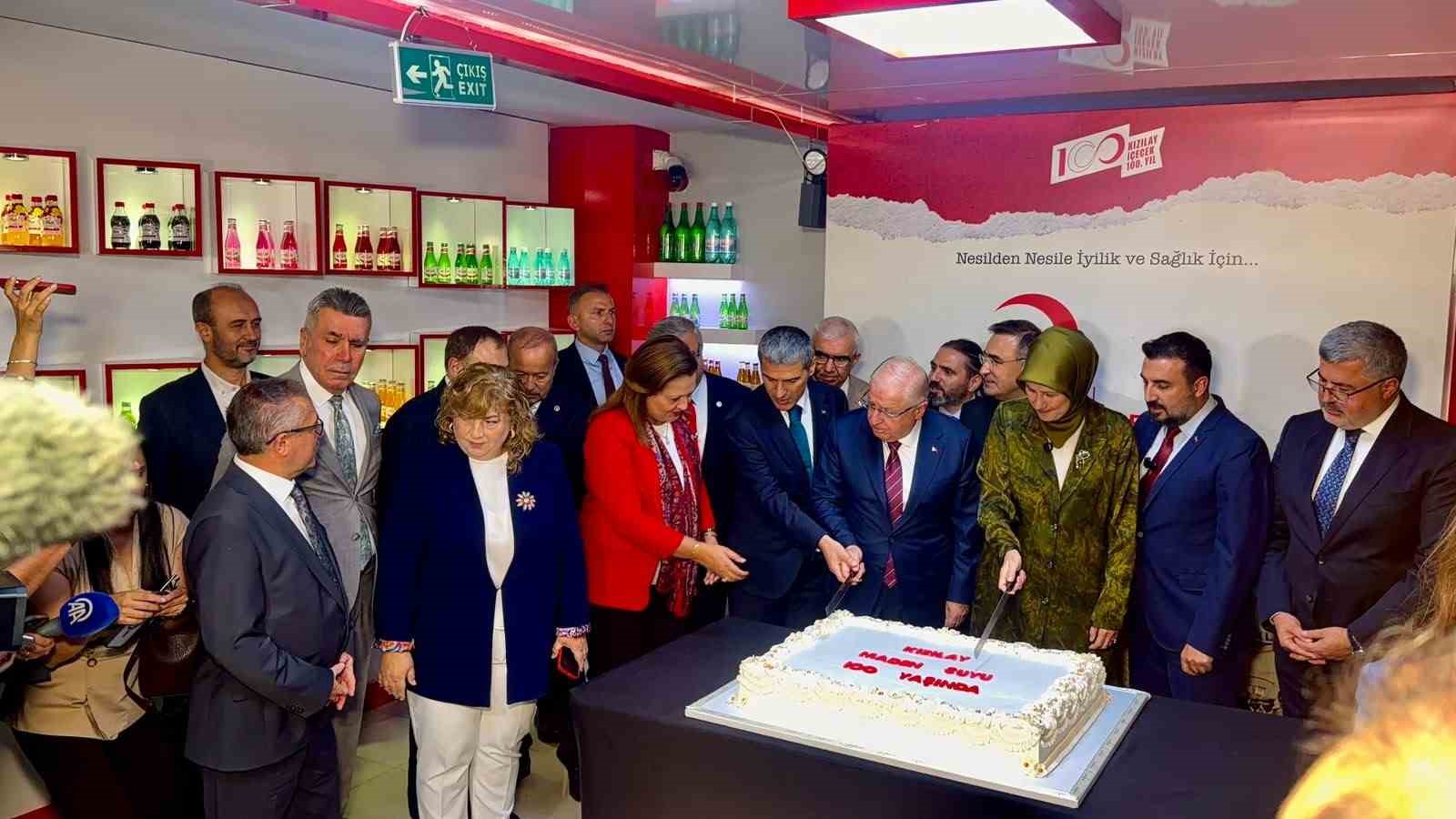 bakan-guler-kizilay-maden-suyu-nun-100-yil-pastasini-kesti
