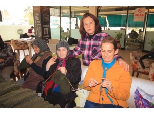 Sınır Ötesindeki Mehmetçik’e Köylü Kadınlardan Yün Boyunluk