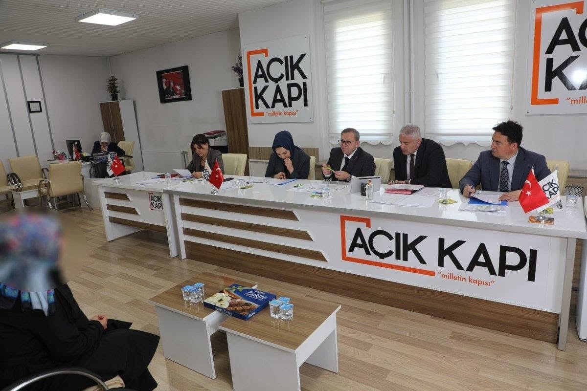 vali-ziya-polat-halk-gunu-nde-vatandaslarin-talep-ve-sorunlarini-dinledi