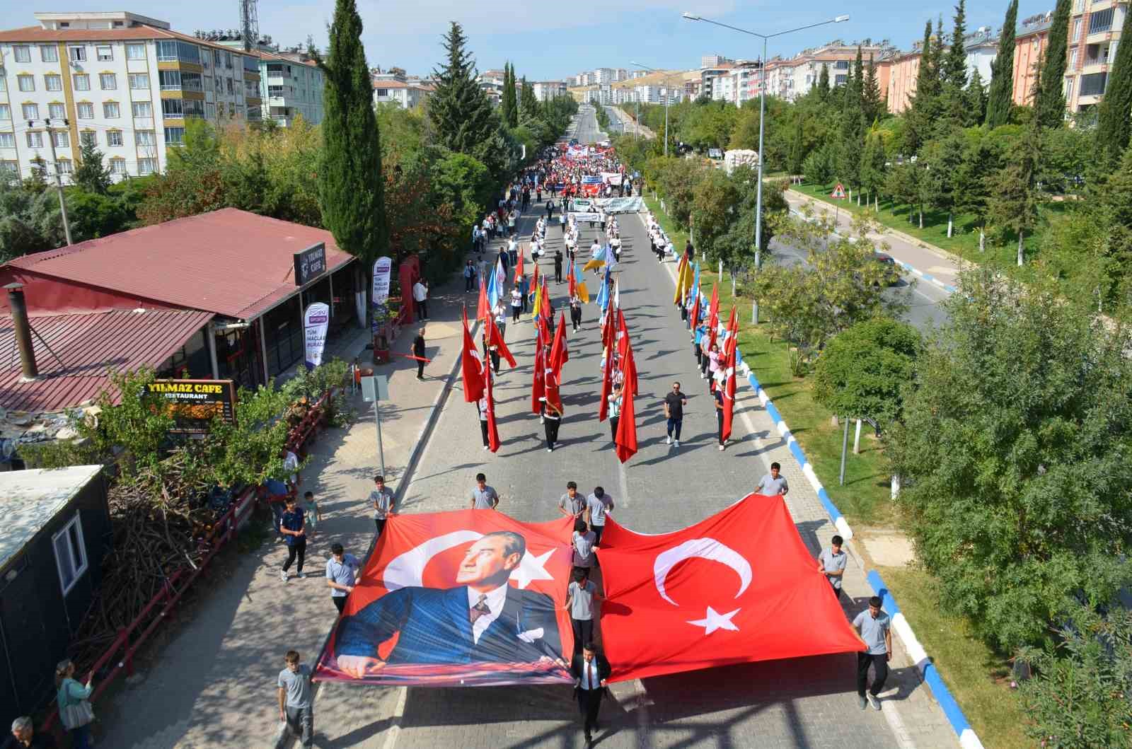 28-besni-egitim-bayrami-gorkemli-torenle-basladi