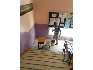 İmece Usulü İle 9 Yıl Sonra Okulu Boyadılar
