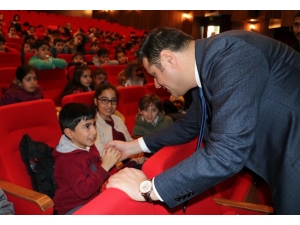 İpekyolu Belediyesinden Öğrencilere Karne Hediyesi