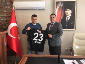 İlçe Emniyet Müdürü Yılmaz’a İmzalı Forma Hediyesi