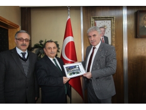 Bayburt Belediyesi’nin Kişisel Posta Pulları Başkan Memiş’e Takdim Edildi