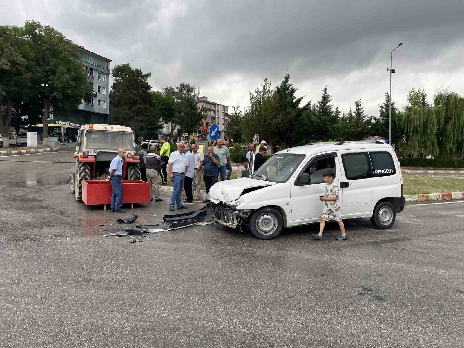 hafif-ticari-arac-ile-traktor-carpisti