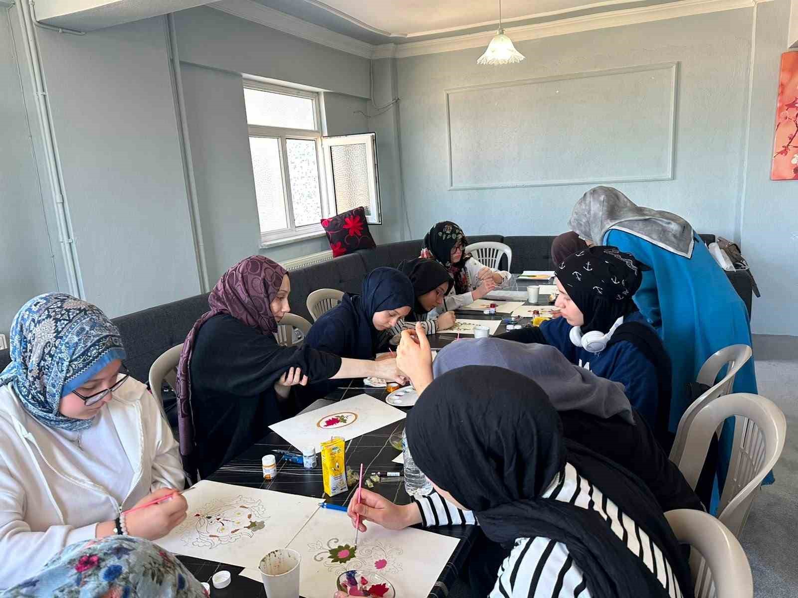 alapli-da-gencler-telefon-ekranindan-tezhip-sanatina-yoneldi