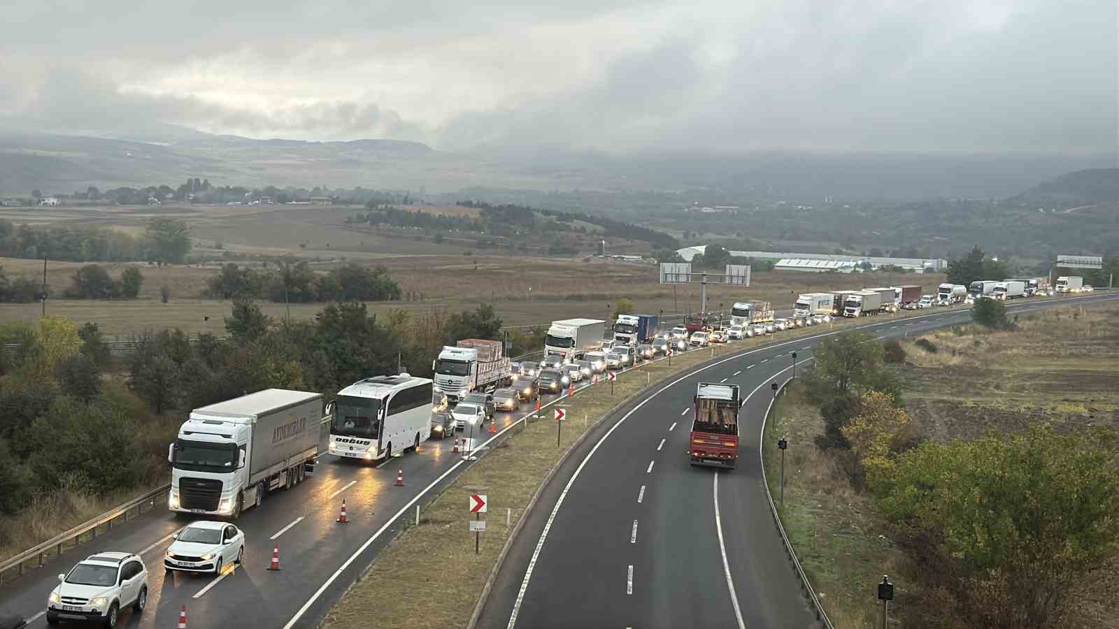 kemikli-rampalarindaki-yol-calismasi-trafigi-tek-yonlu-durma-noktasina-getirdi