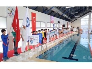 Esogü’de Minikler Yüzme Şenliği Düzenlendi