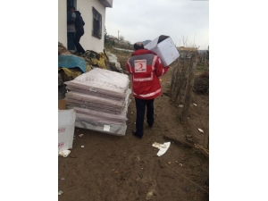 Evi Yanan Aileye Kızılay’dan Destek