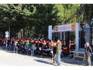 Uşak’ın Sokaklarını Temizleyen İşçiler Afrin’i De Terörden Arındırmak İstiyor