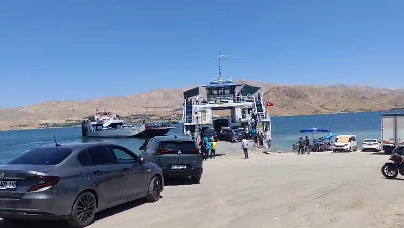 yakiti-biten-feribot-calismalar-sonucu-iskeleye-yanastirildi-araclar-ve-vatandaslar-tahliye-edildi