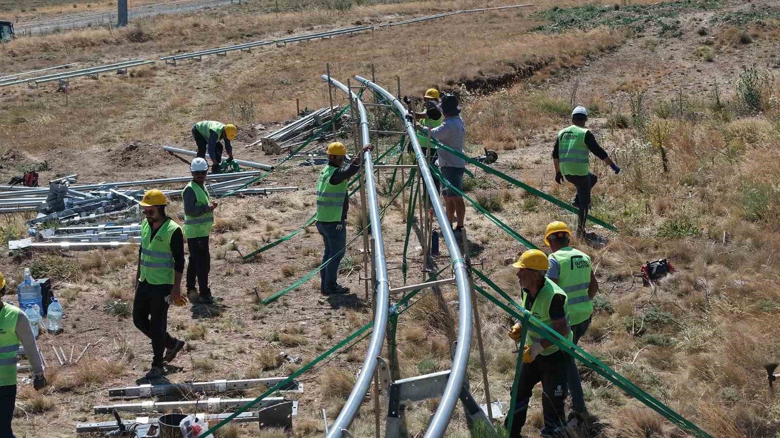 baskan-buyukkilic-in-erciyes-teki-yeni-projesi-yukseliyor-dag-kizaginda-raylar-yerine-oturuyor