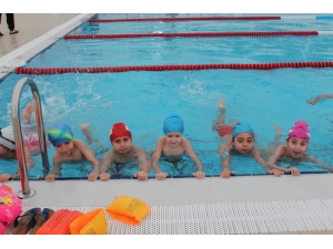 İzmit’te Öğrenciler Yüzme Öğreniyor