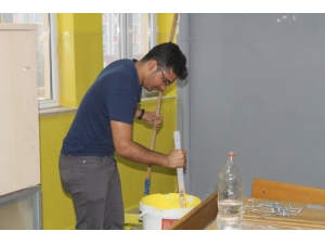 Silopi İlçesinde Bulunan Öğretmenler Tatillerini Sınıfları Boyayarak Geçiriyor