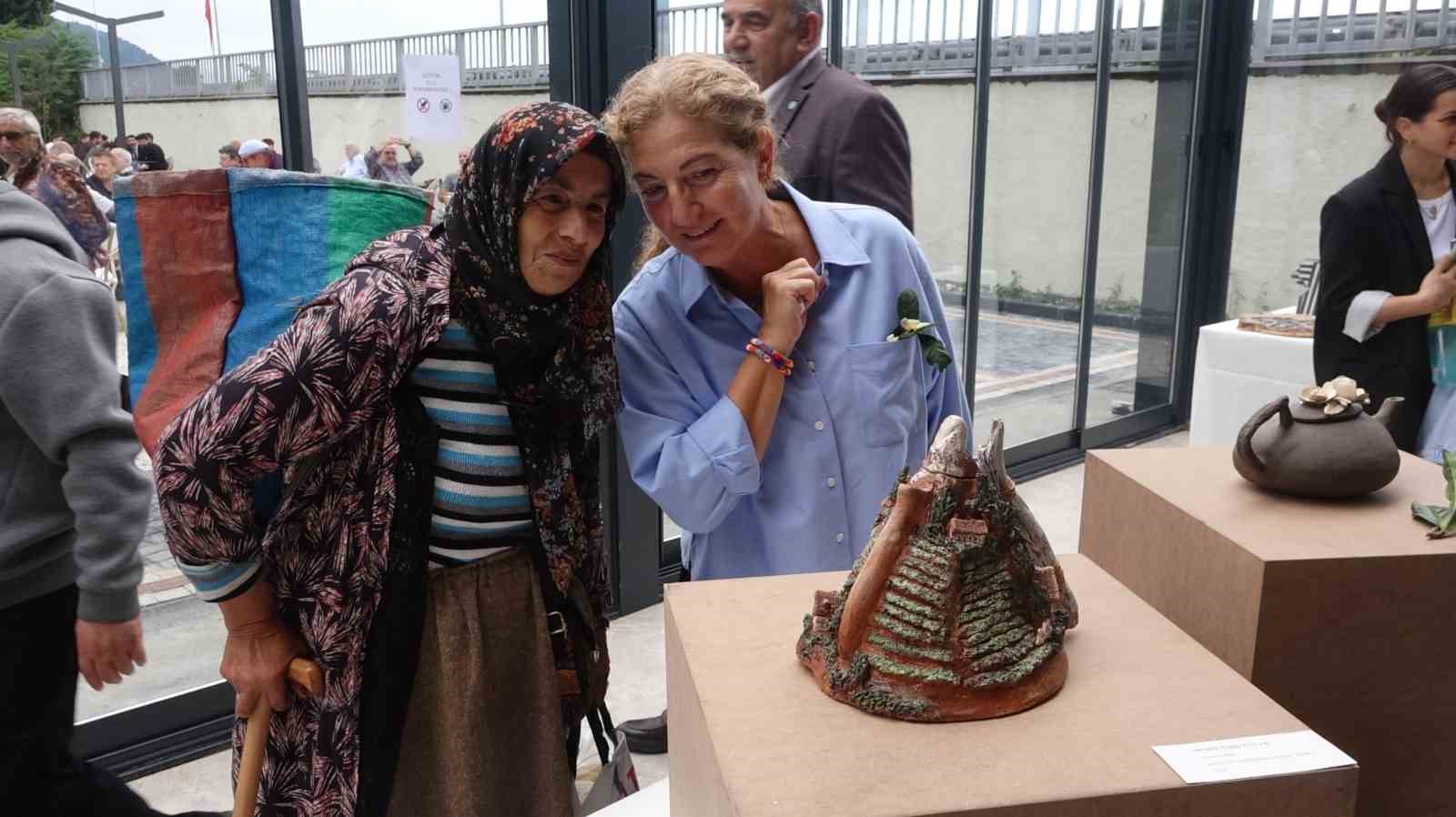 cayin-baskentinde-sira-disi-cilgin-caydanliklar-sergisi