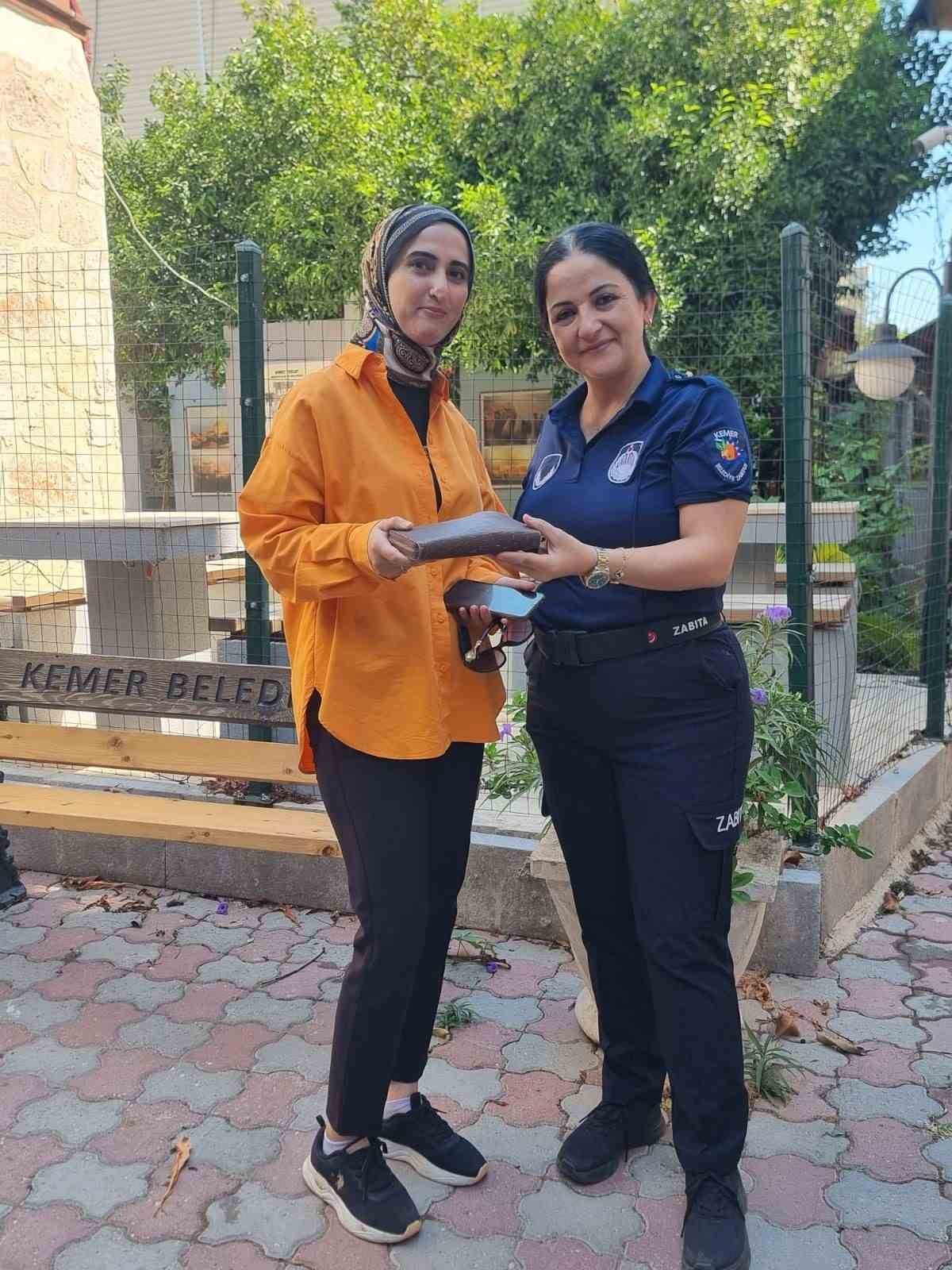 vatandas-tarafindan-bulunan-cuzdan-zabita-tarafindan-sahibine-teslim-edildi