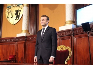 Fransa Cumhurbaşkanı: "Siz Tunus Halkı Olarak Demokrasi İle İslamın Bir Arada Bulunabileceğine İnanmayanları Yalancı Çıkardınız"