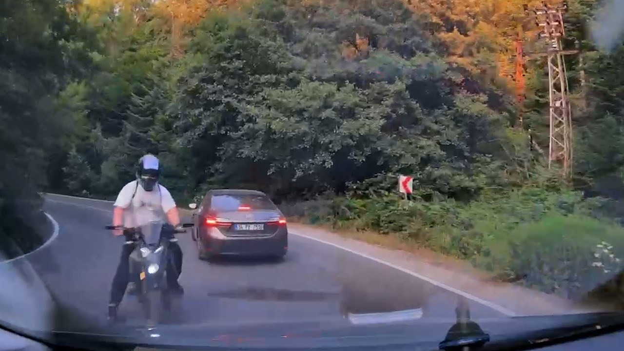 bolu-da-viraji-alamayan-motosiklet-otomobile-carpti