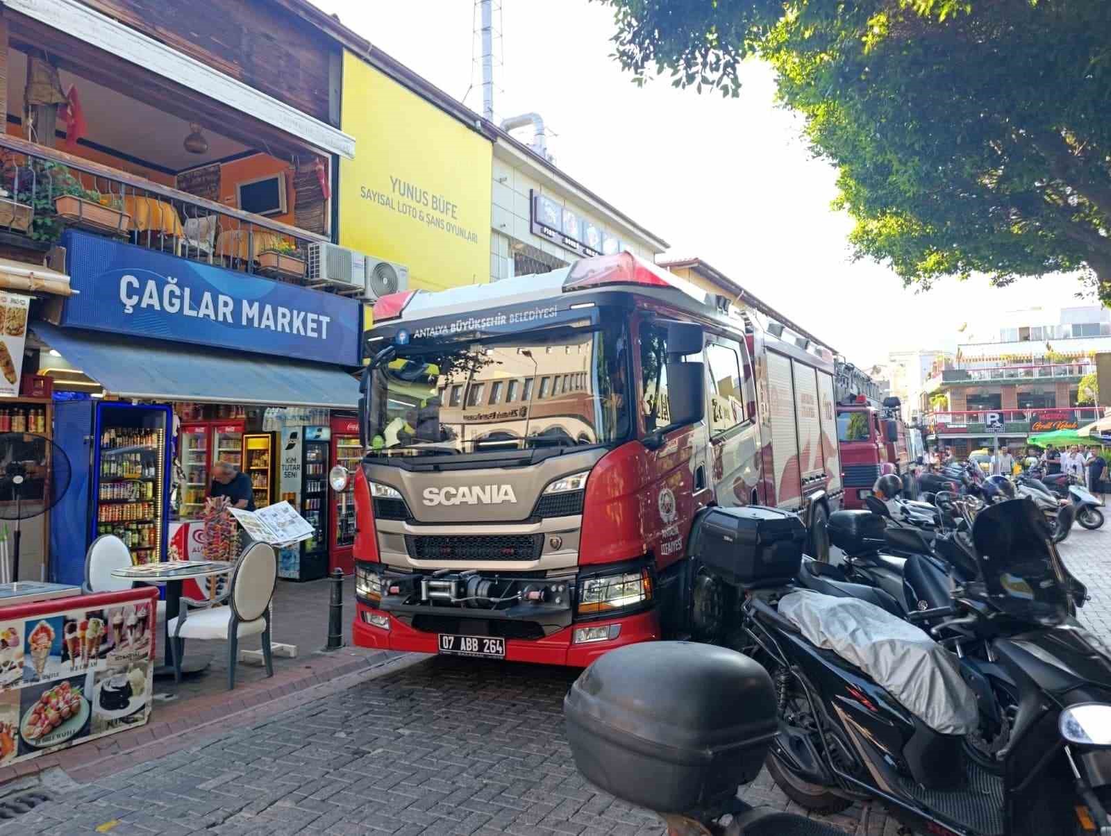 alanya-da-restoran-bacasinda-cikan-duman-panige-neden-oldu