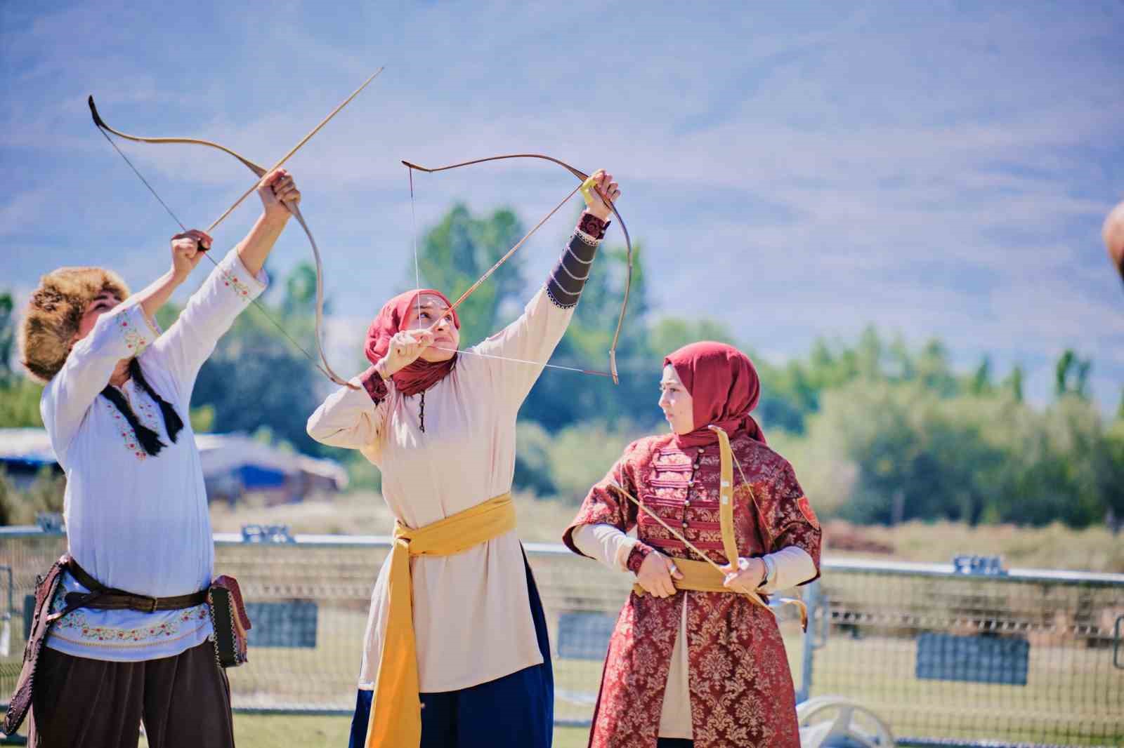 kemankesler-erzincan-da-zirve-icin-oklarini-yaristirdi