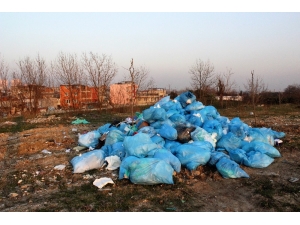 Tıbbi Madde Atıklarını Mahalleye Döktüler