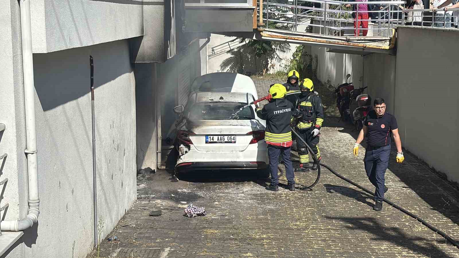 garajda-hava-kompresoru-yangin-cikartti-otomobil-ve-apartman-hasar-aldi-3-kisi-dumandan-etkilendi