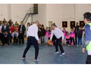 Gençlik Ve Spor Bakanı Gençlerle Basketbol Oynadı